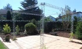 Freistehende Pergola als Gestaltungselement und Sonnenschutz für den Gartensitzplatz.